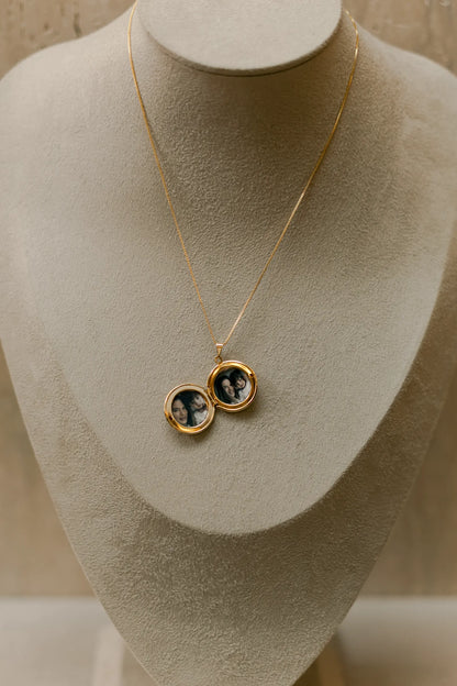 Colar Relicário Borda Trabalhada Dourado