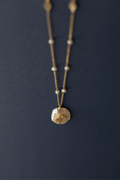 Colar Longo Madrepérola Trevo Cravejado Dourado