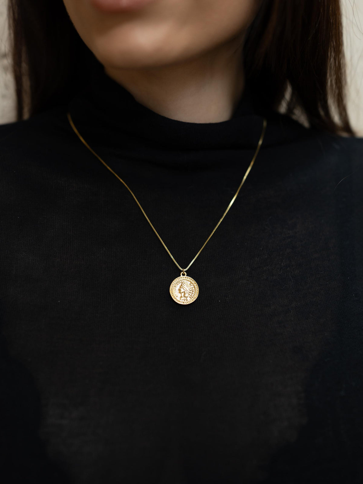 Colar Pingente Moeda Dourado