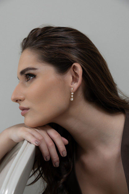 Brinco Pêndulo Zircônias Dourado