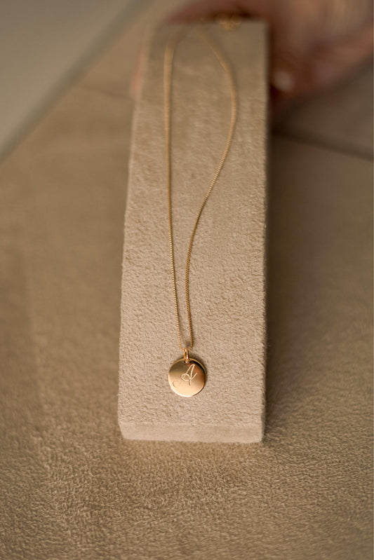 Colar de Medalha Personalizado Letra Dourado