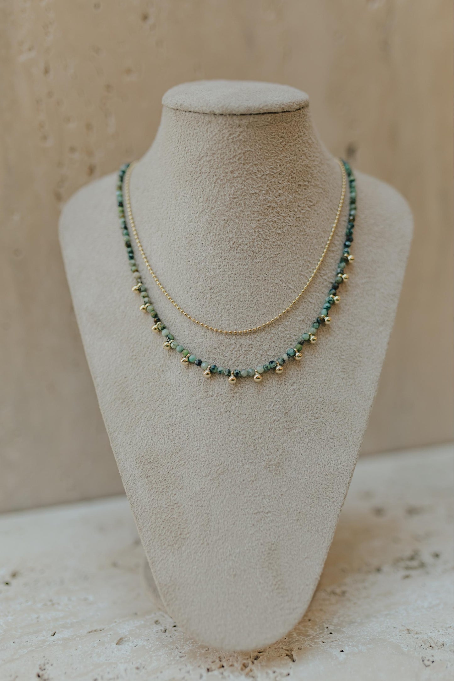 Colar Choker Mini Bolinhas e Turmalina Africana Dourado