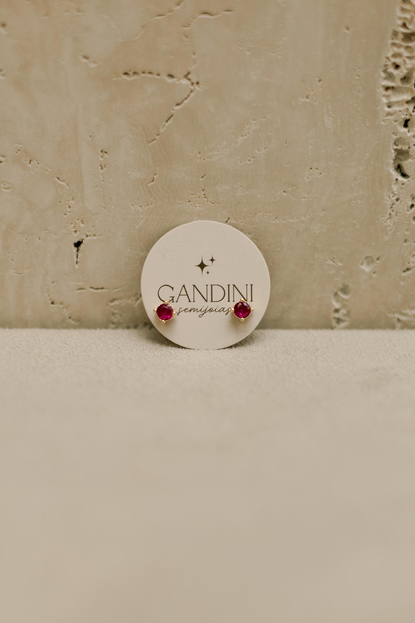 Brinco Solitário Redondo Rubi Dourado