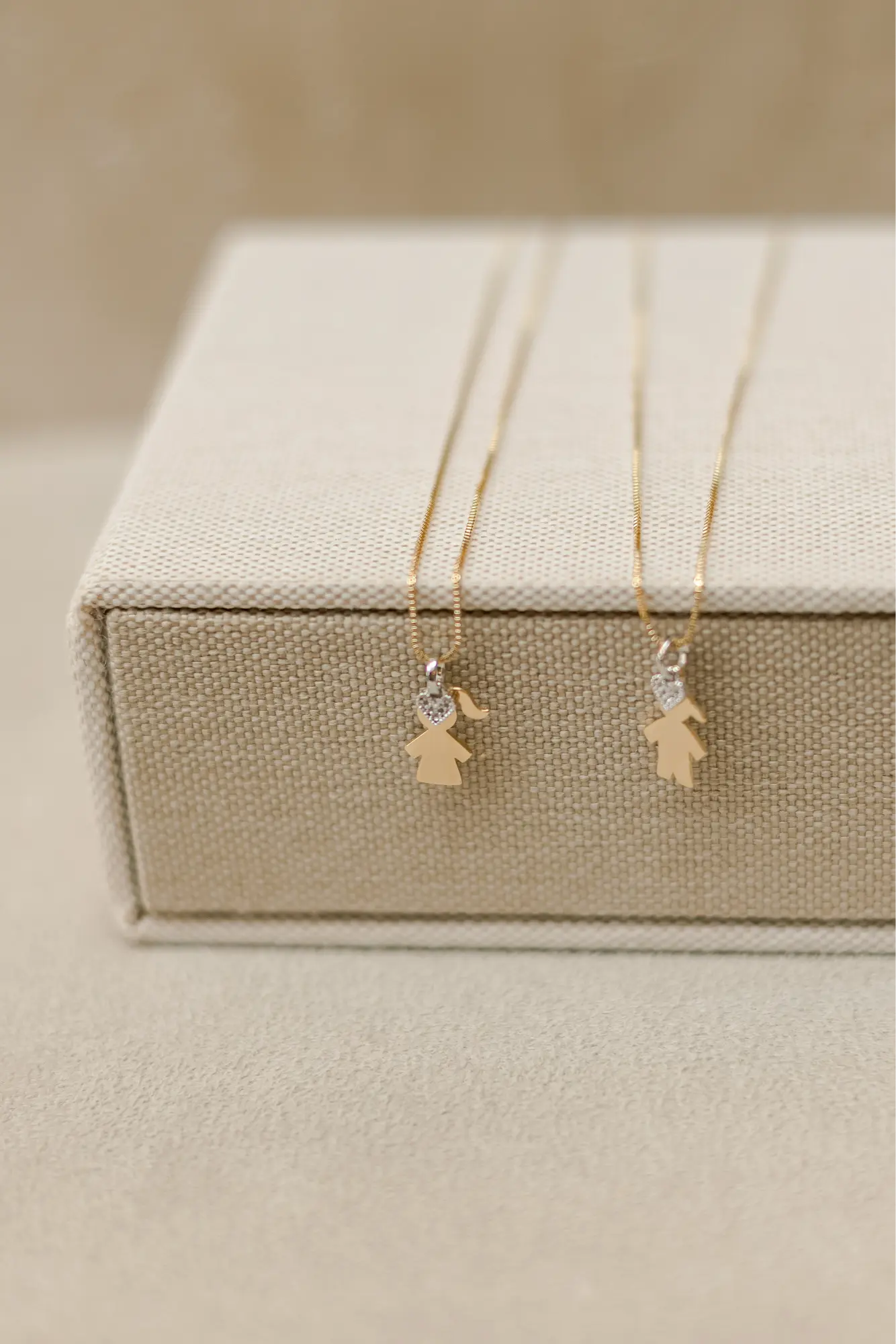 Colar Filhos Com Coração Cravejado Dourado