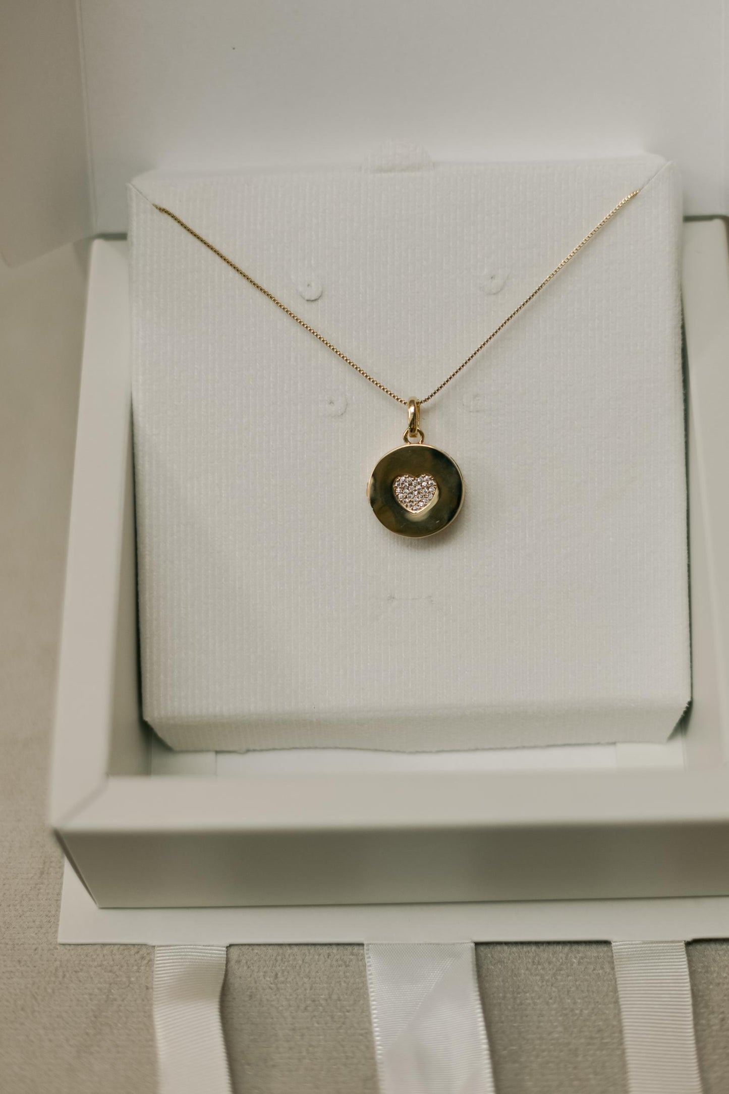 Colar Relicário com Coração Cravejado