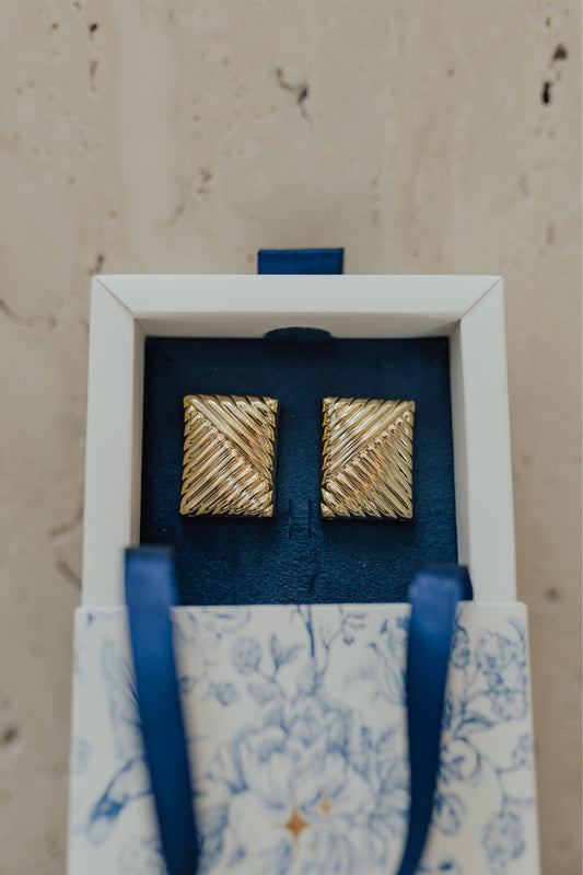 Brinco Retangular Geométrico Texturizado Dourado