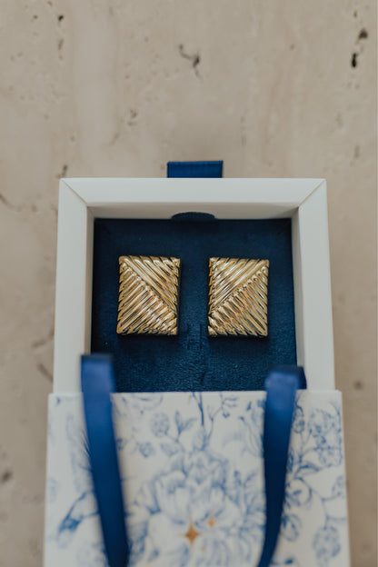 Brinco Retangular Geométrico Texturizado Dourado