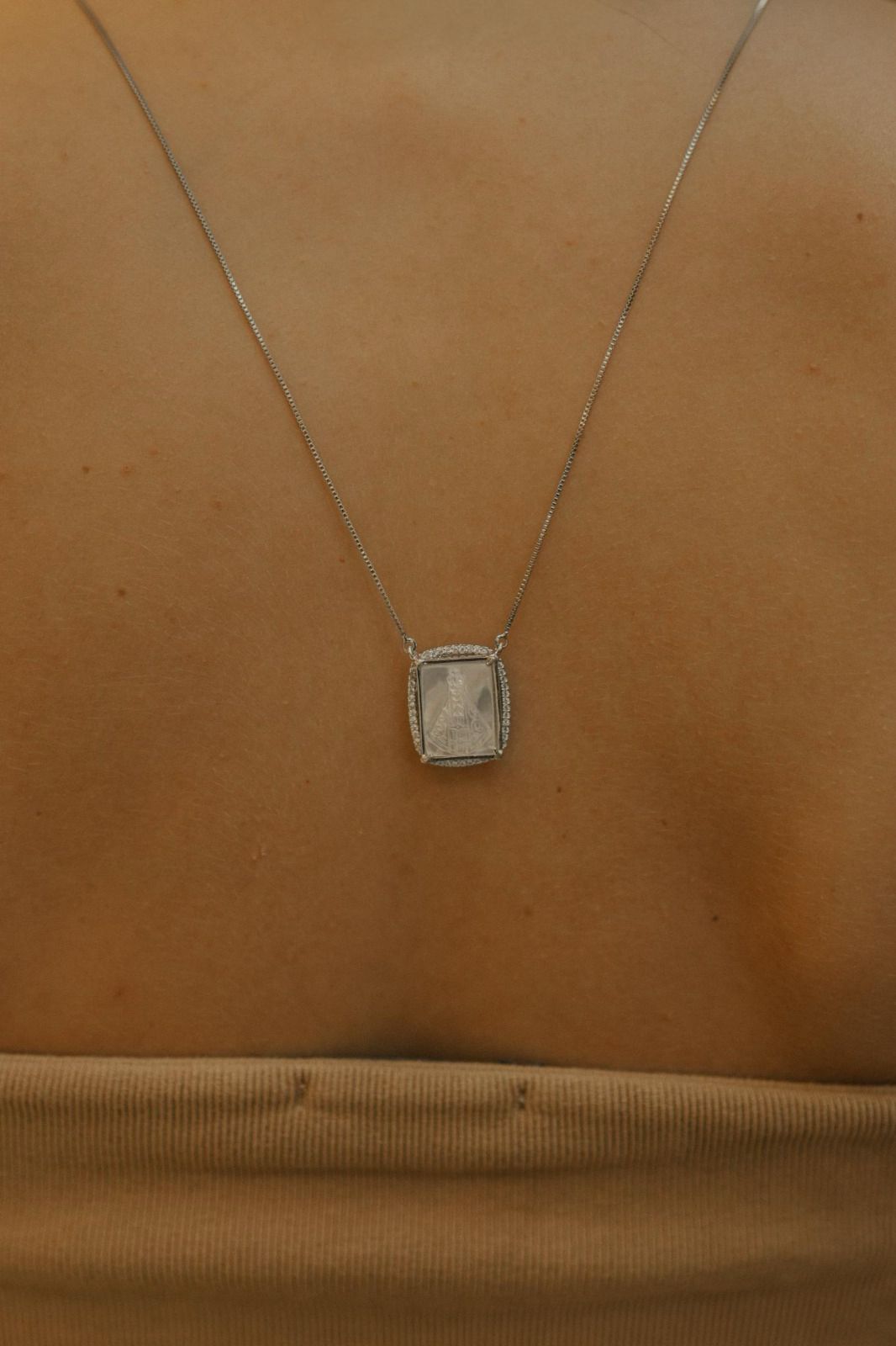 Colar Escapulário Madrepérola Verde Ródio Branco