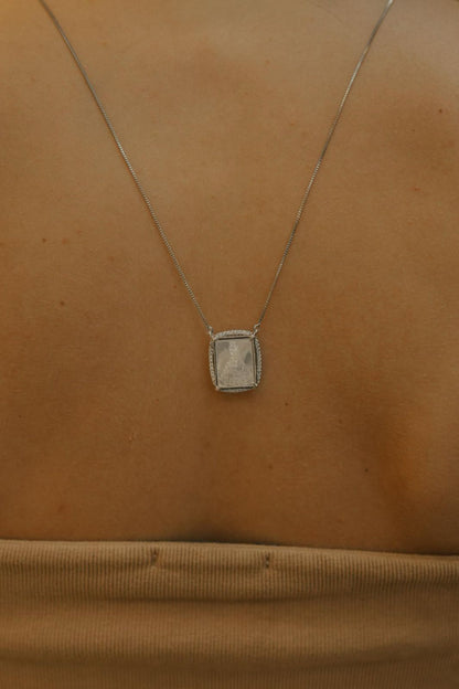 Colar Escapulário Madrepérola Verde Ródio Branco