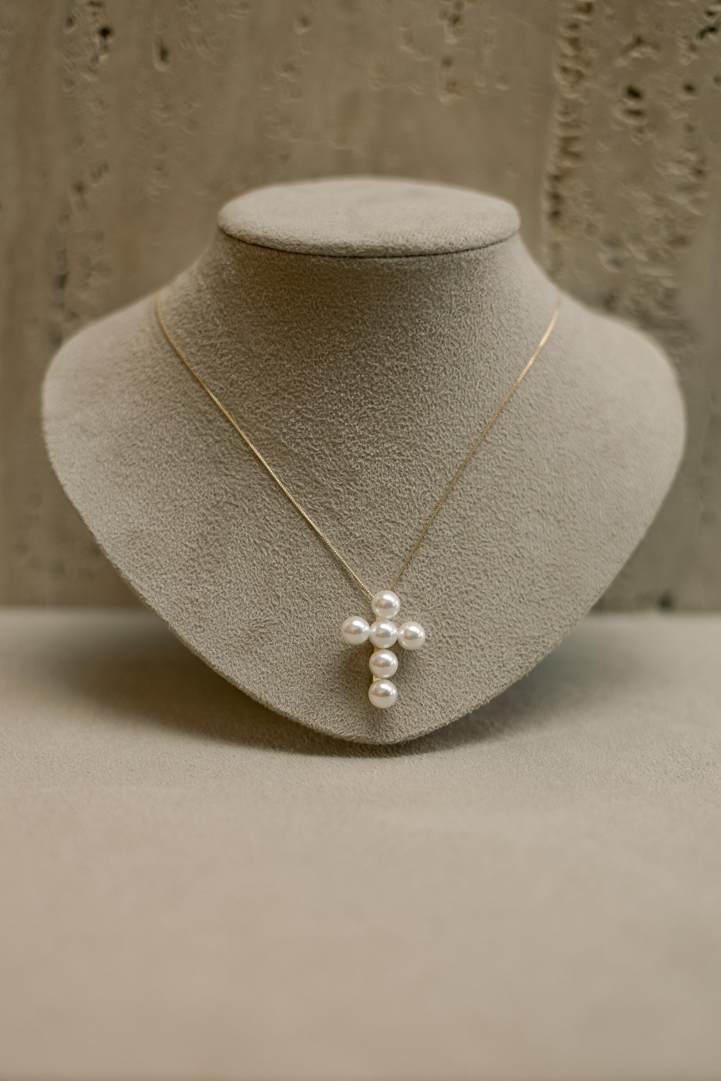 Colar Crucifixo de Pérola Dourado