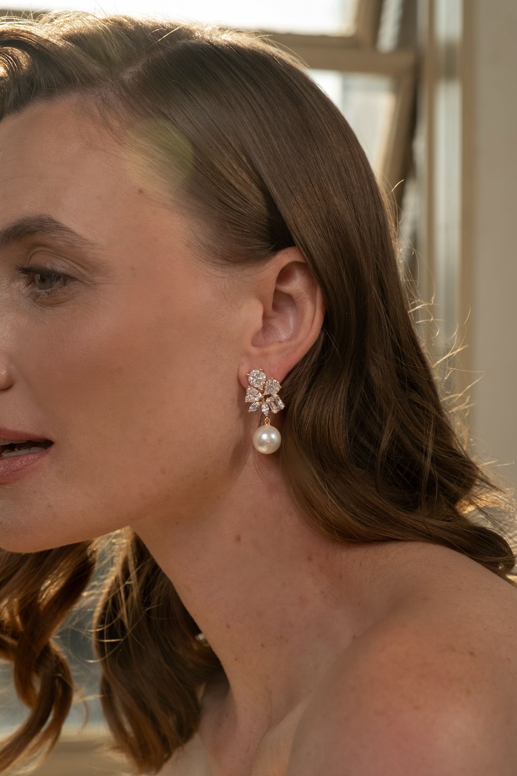 Brinco Geométrico Invisible Pérola Dourado