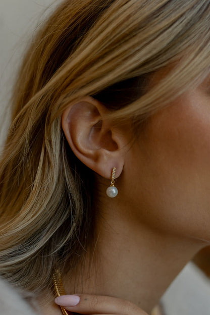 Brinco Vintage Zircônias Pérola Dourado