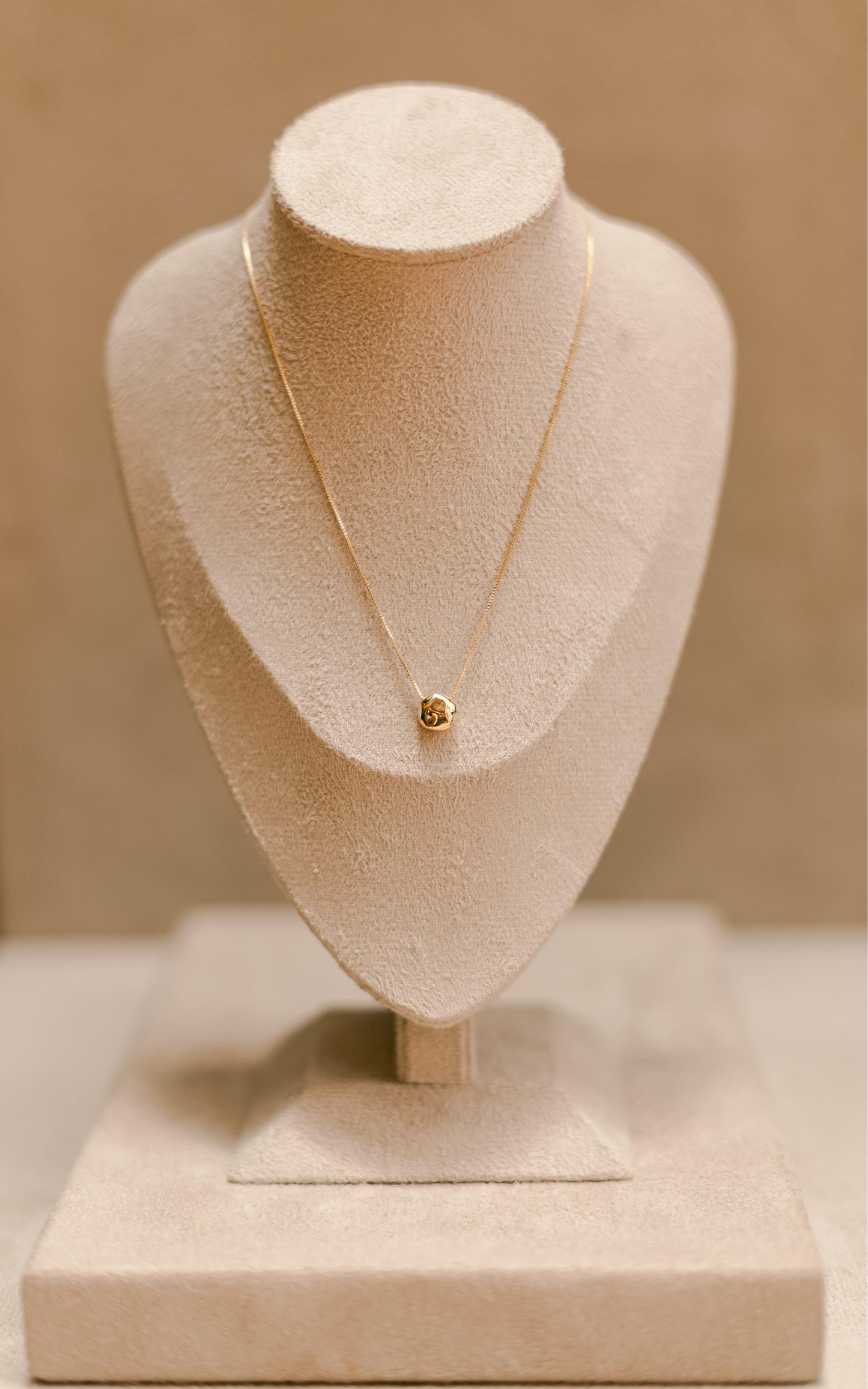 Colar com Pingente Orgânico Dourado