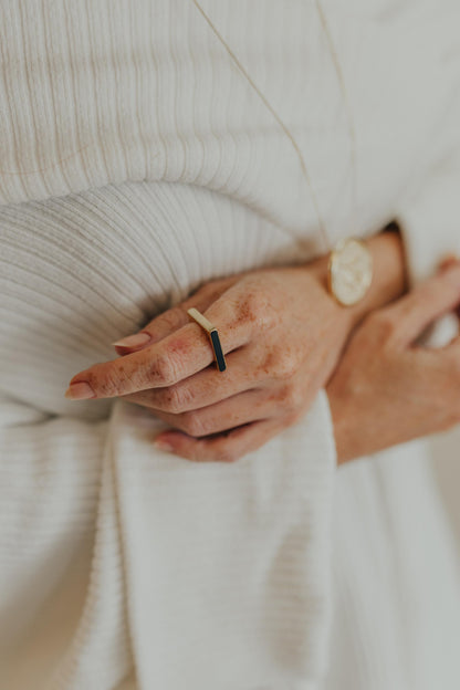 Anel Quadrado Esmaltado Preto Dourado