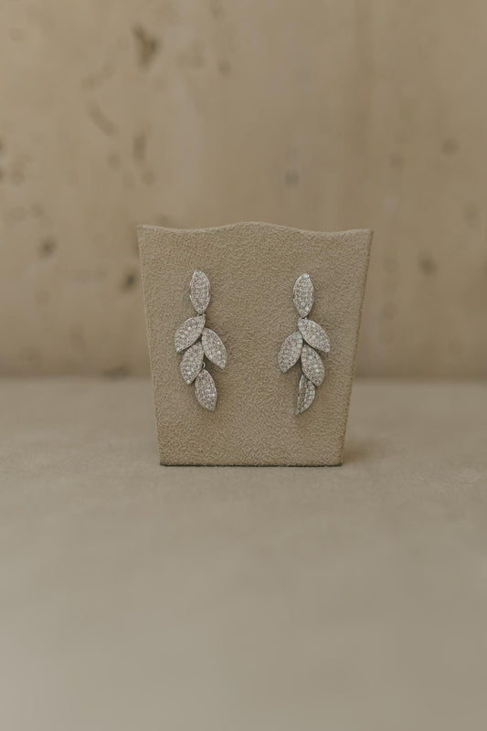 Brinco Pêndulo Folhas Cravejado Ródio Branco