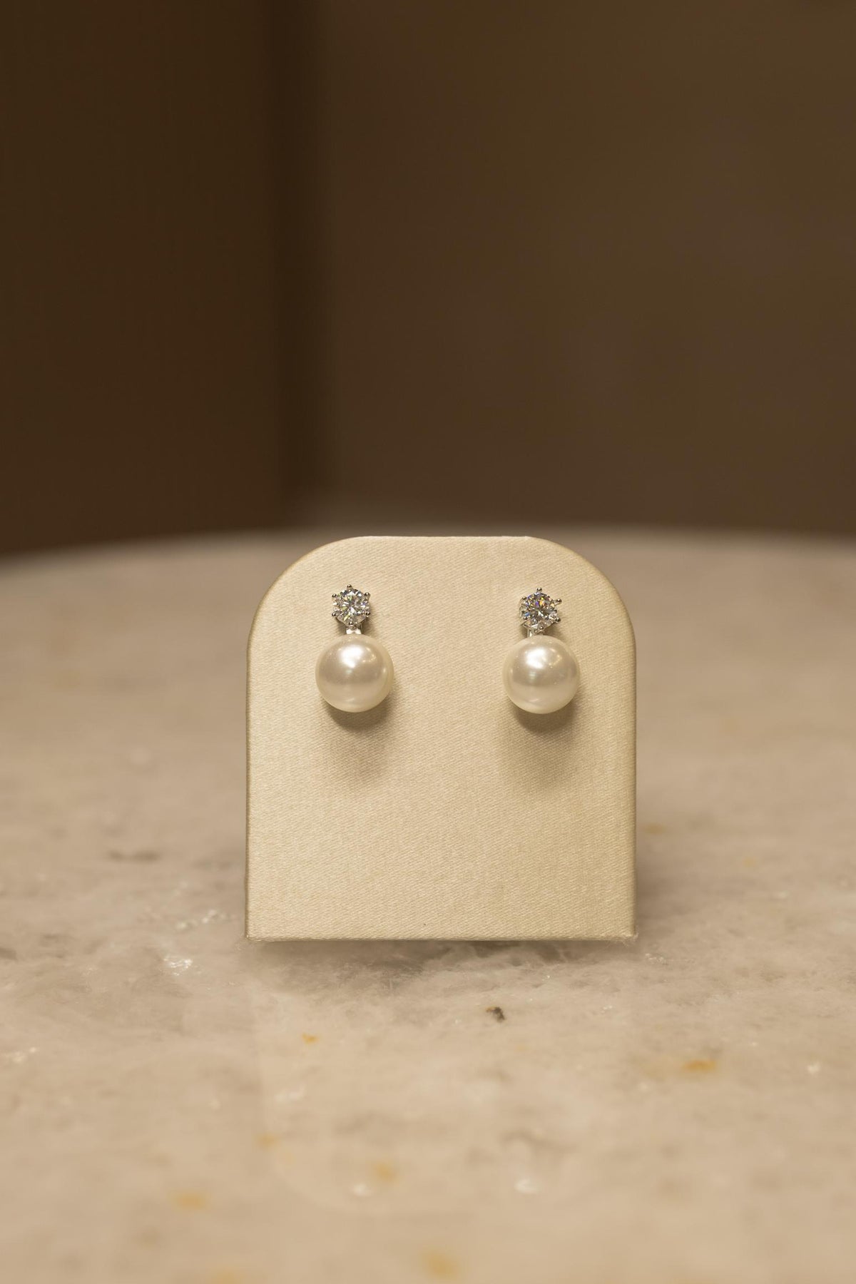 Brinco Ponto de Luz 5mm Moissanite e Pérola Prata 925 Ródio Branco