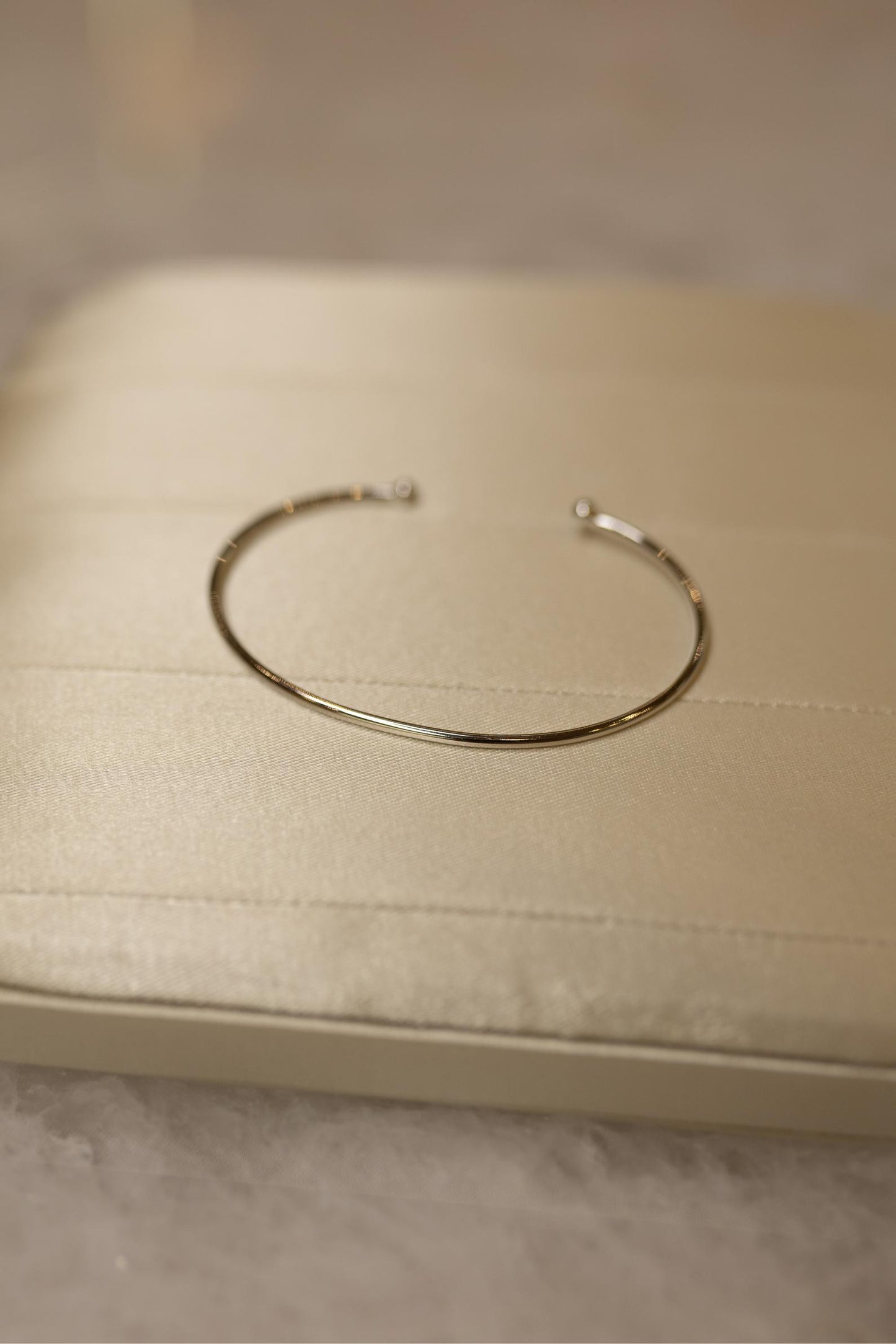 Bracelete Fino com Bolinhas nas Pontas