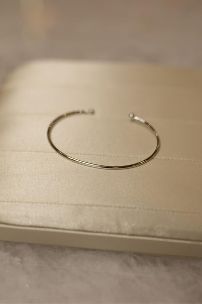 Bracelete Fino com Bolinhas nas Pontas