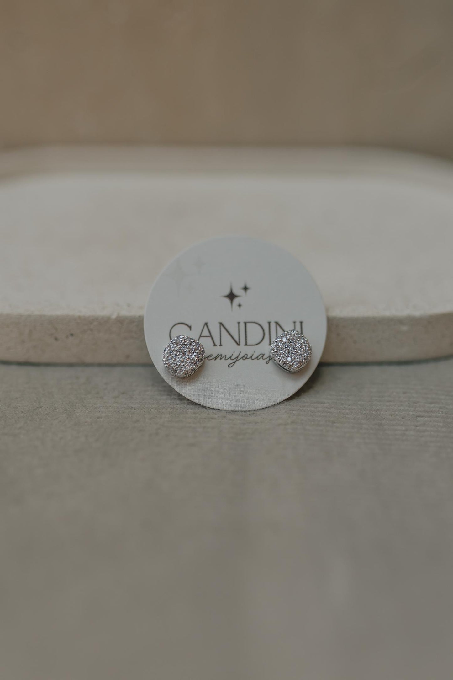 Brinco Orgânico Cravejado Ródio Branco M