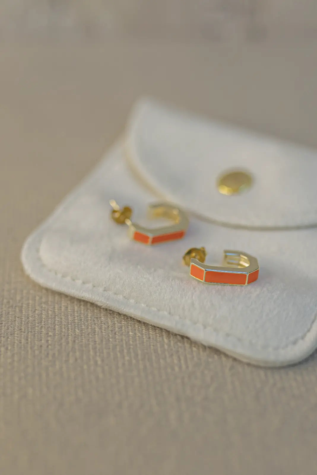 Brinco Argola Oval Esmaltada Laranja Dourada