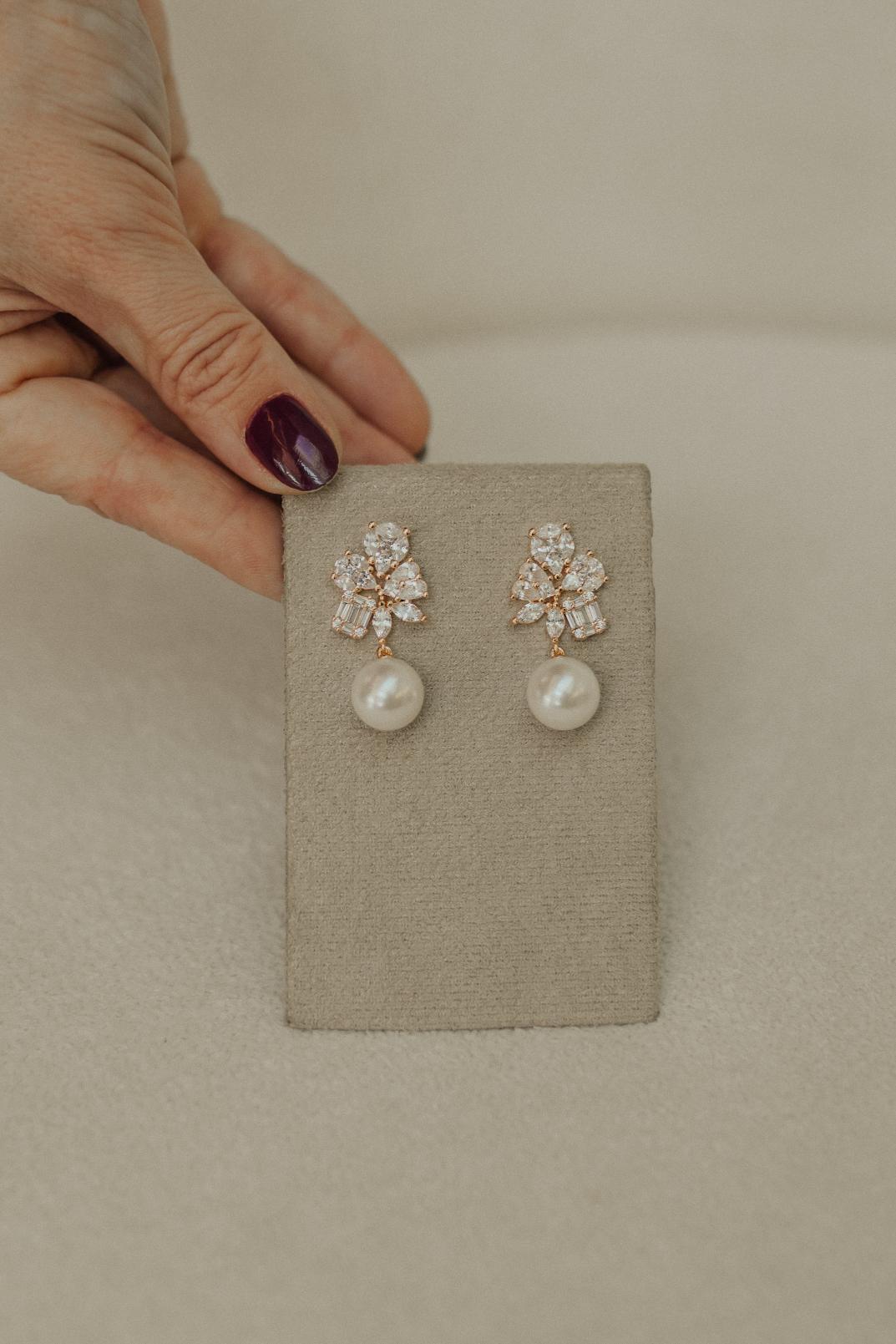 Brinco Geométrico Invisible Pérola Dourado