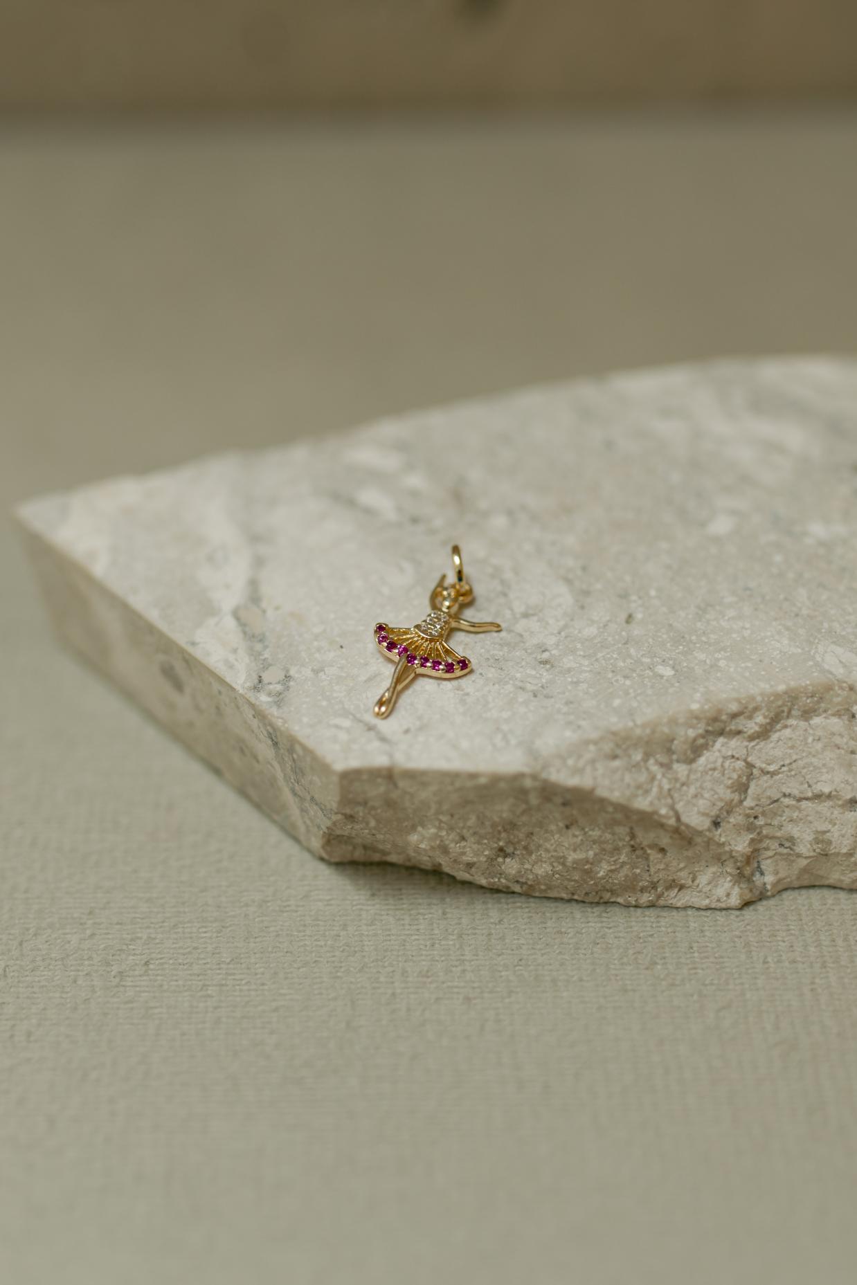 Pingente Bailarina Cravejada Rubi Dourado