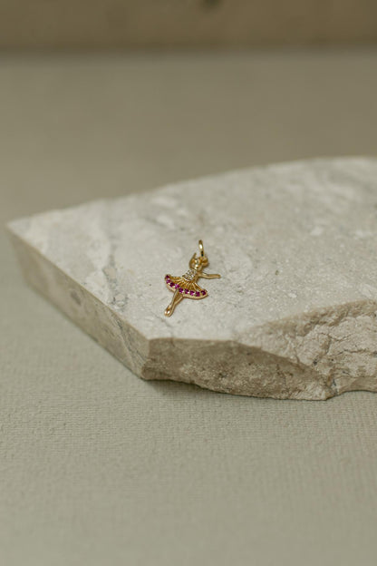 Pingente Bailarina Cravejada Rubi Dourado