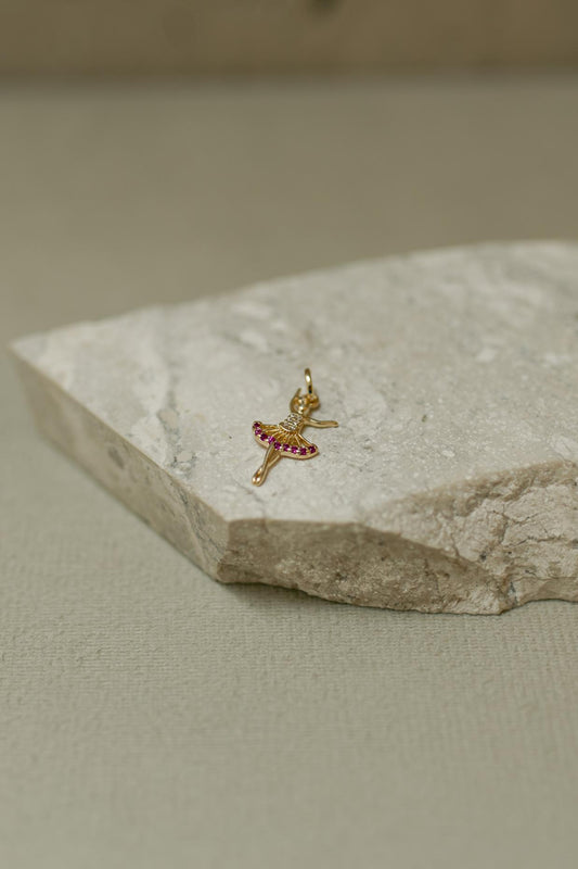 Pingente Bailarina Cravejada Rubi Dourado