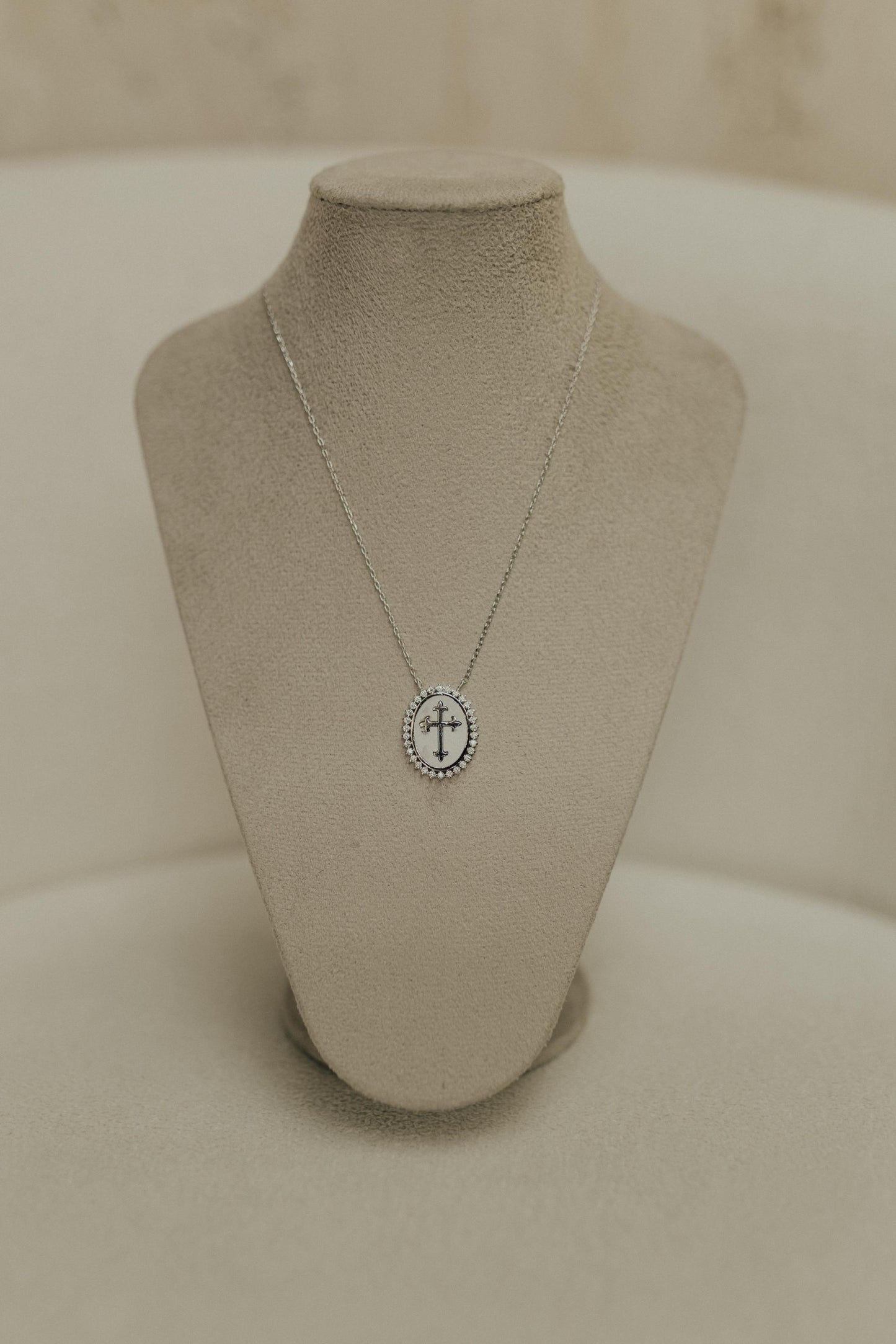 Colar Oval Cravejado Cruz Ródio Branco