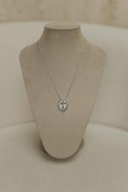 Colar Oval Cravejado Cruz Ródio Branco