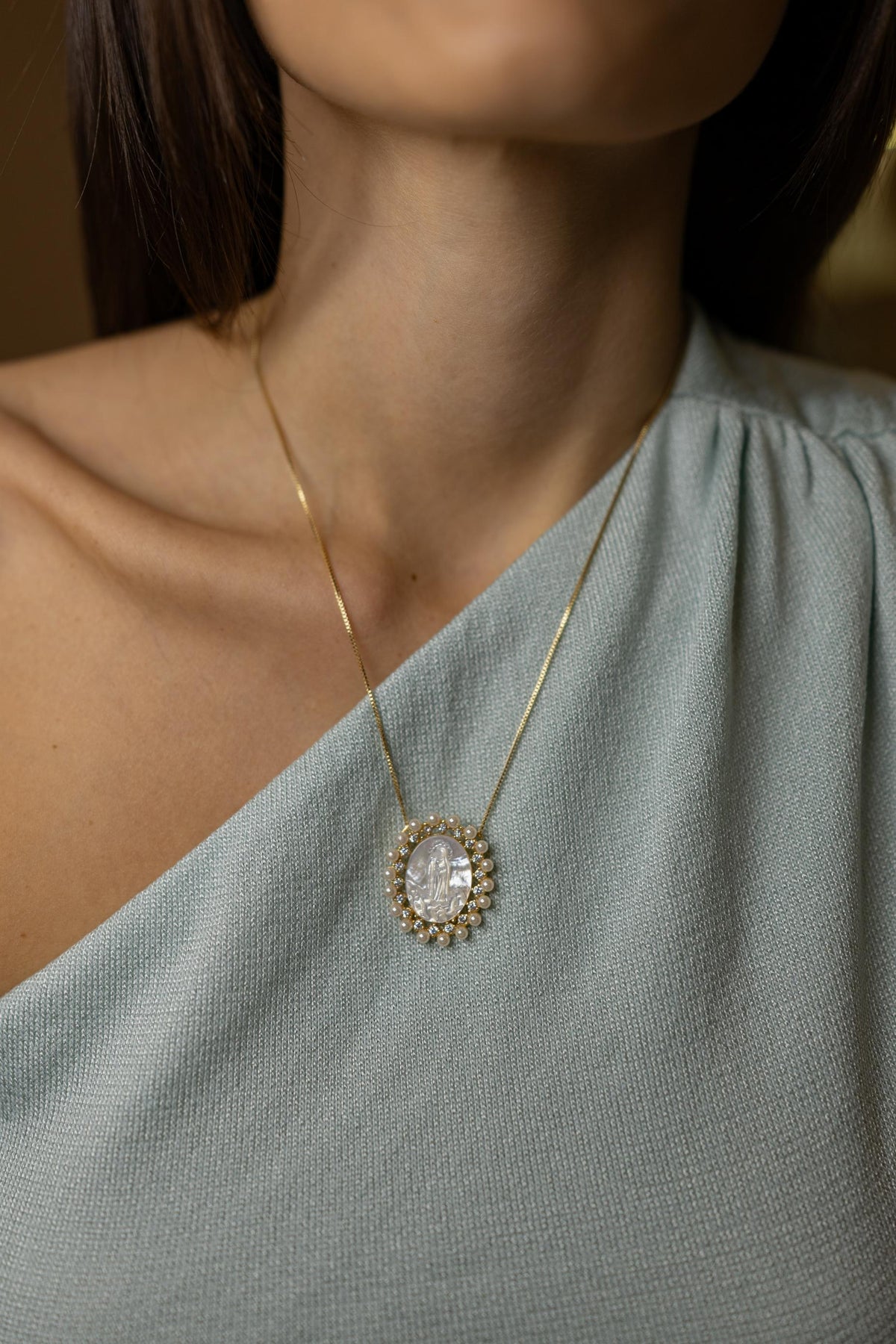 Colar Madrepérola Oval e Pérolas Dourado