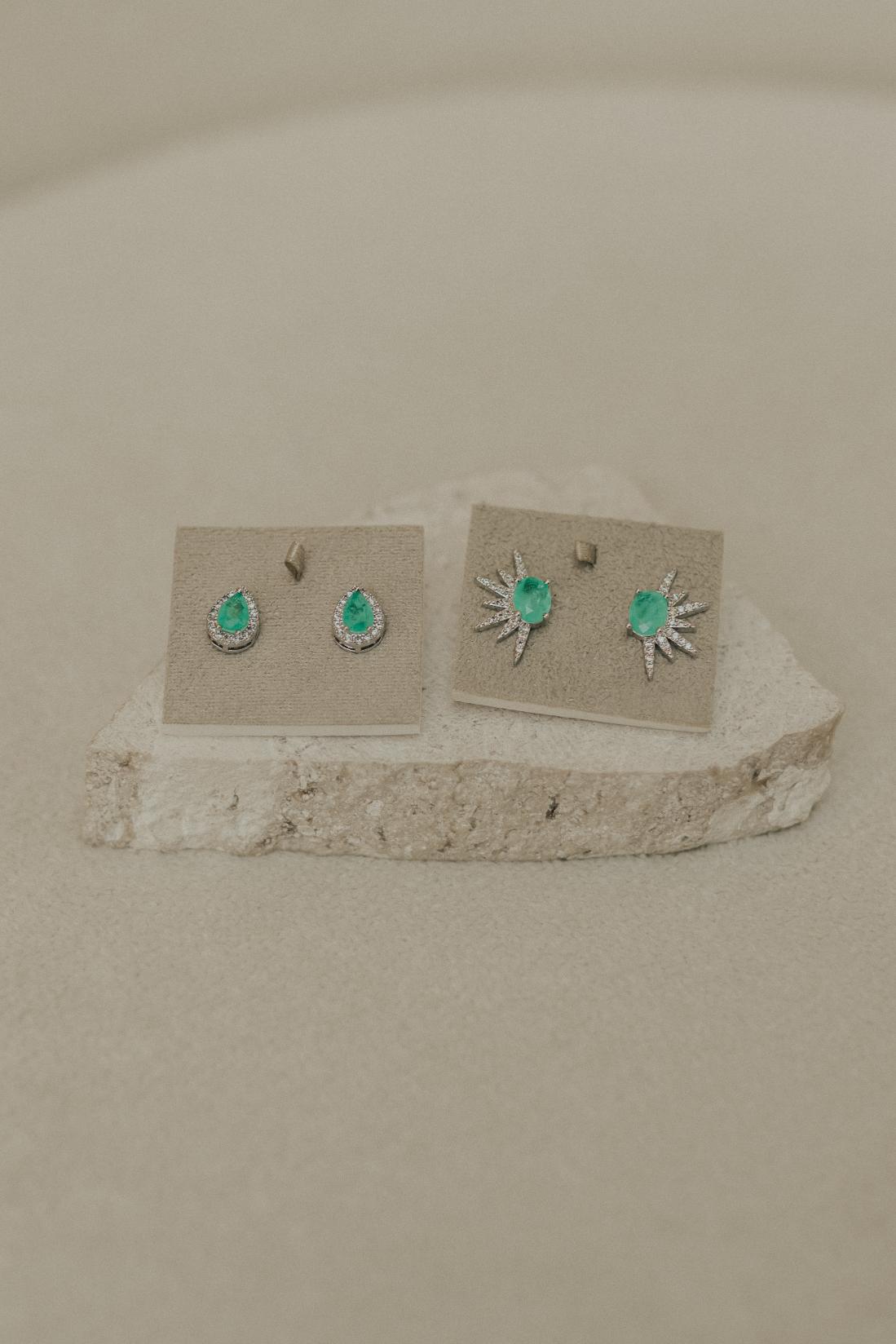 Brinco Raio Solar com Esmeralda Colombiana Oval Ródio Branco