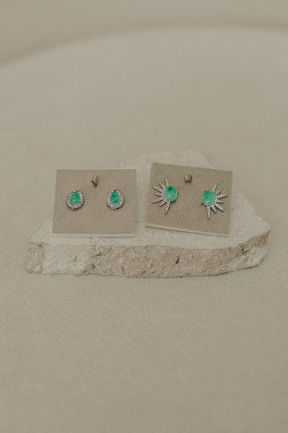 Brinco Raio Solar com Esmeralda Colombiana Oval Ródio Branco