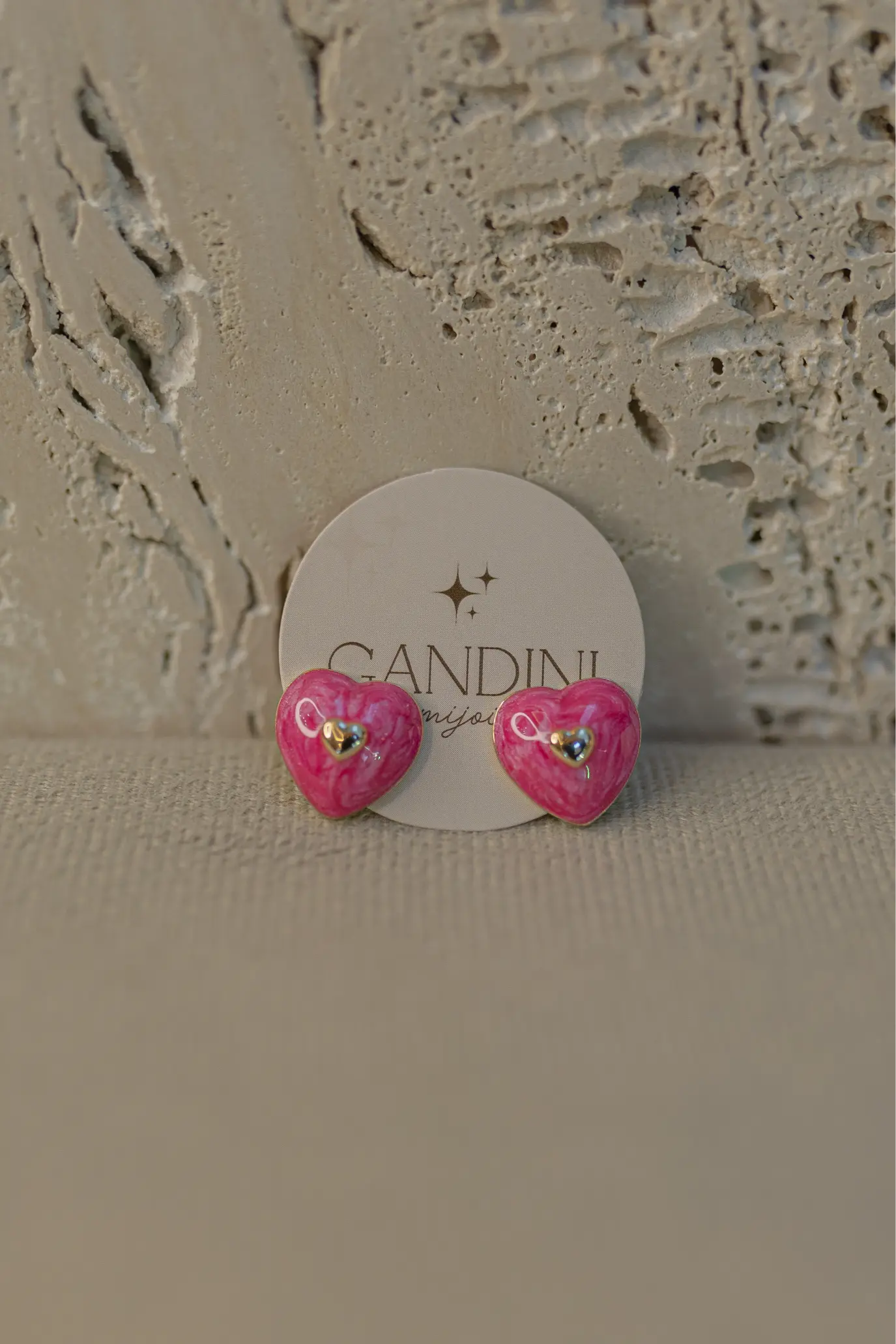 Brinco Esmaltado Coração Dourado