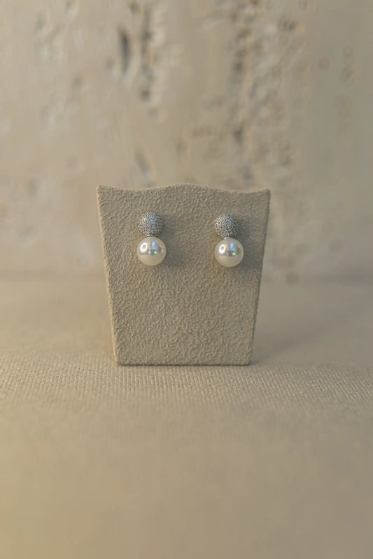 Brinco Meia Esfera Cravejado com Pérola Ródio Branco