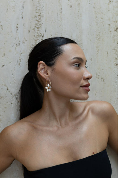 Brinco Argola Detalhada Com Pingente Pérolas Dourado