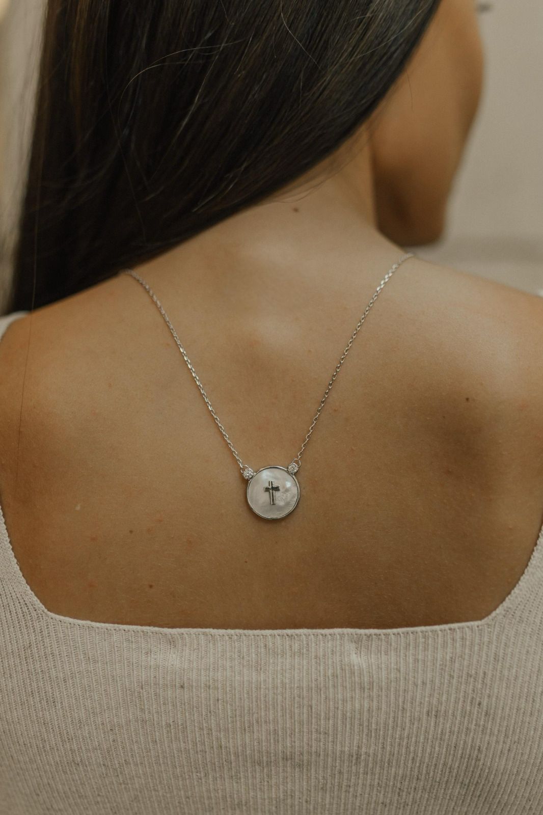 Colar Escapulário Espírito Santo e Cruz Madrepérola Ródio Branco