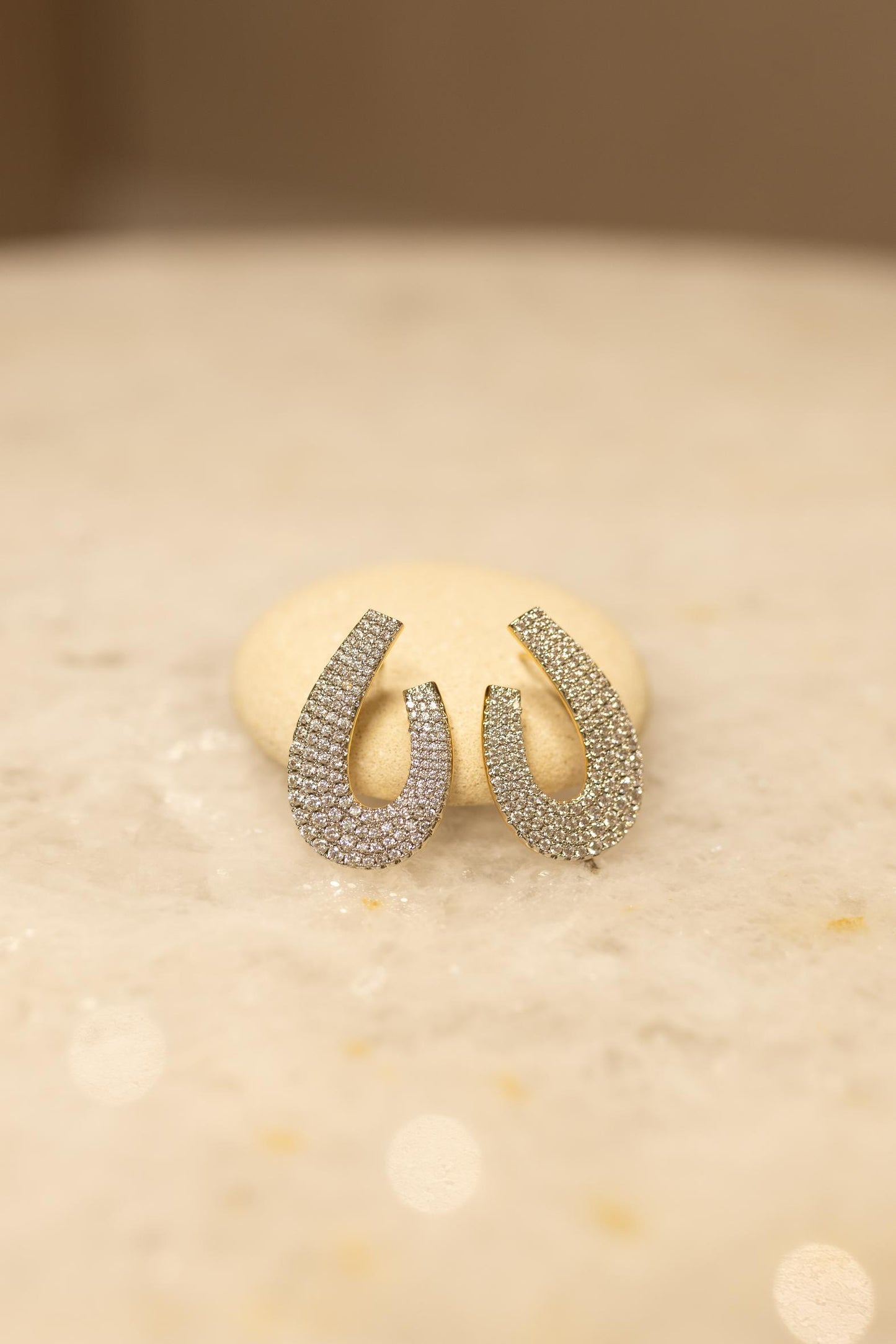 Brinco Gota Curva Luxo Cravejado Dourado