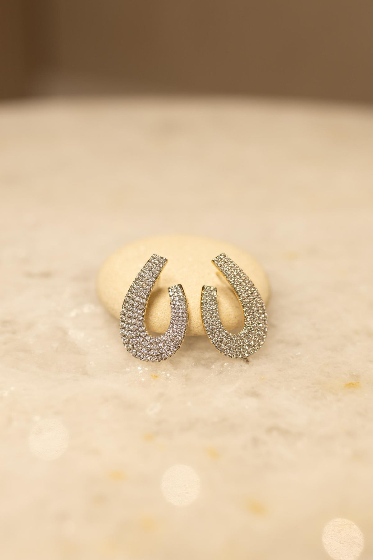 Brinco Gota Curva Luxo Cravejado Dourado