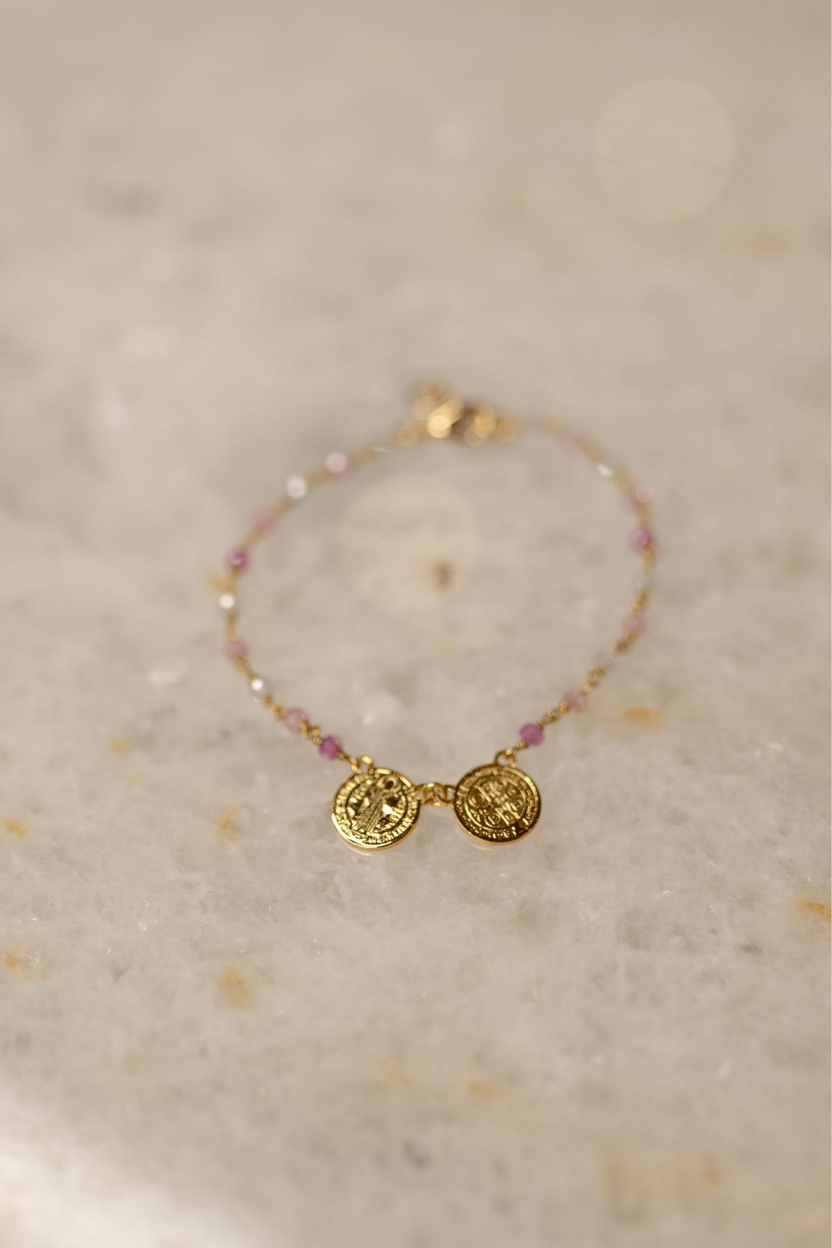 Pulseira Escapulário São Bento Zircônia Dourado
