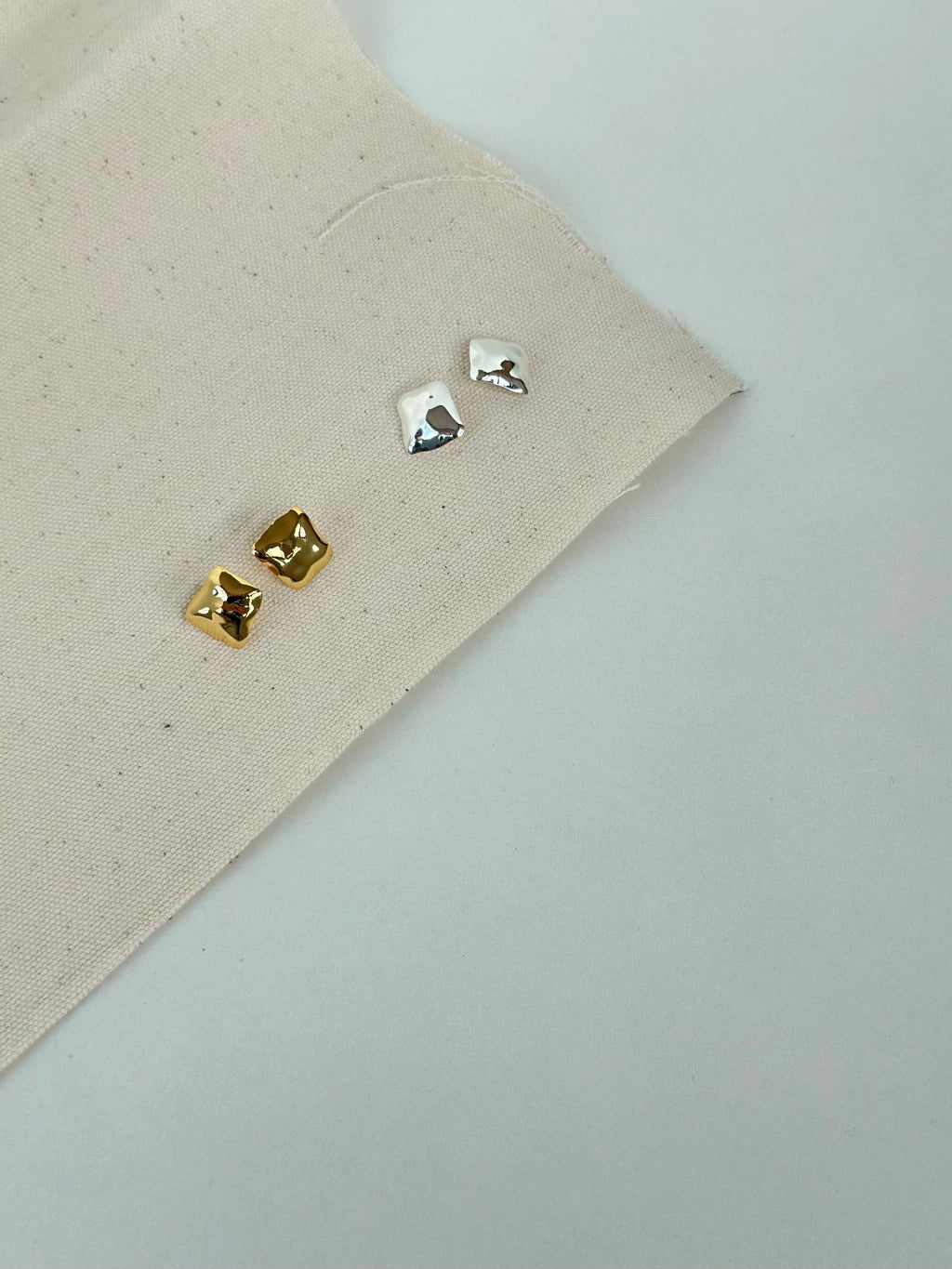 Brinco Mini Corola Dourado