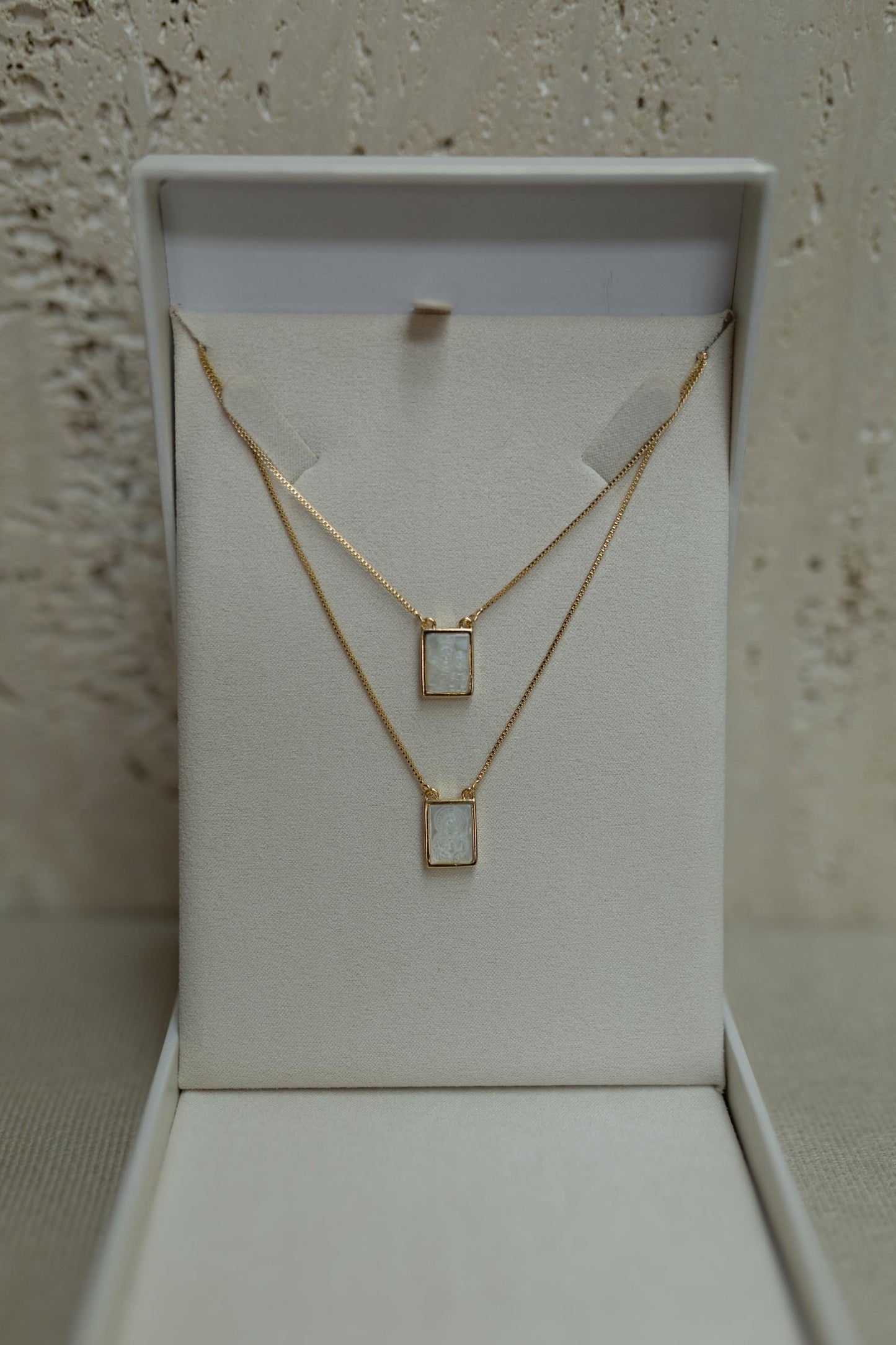 Colar Escapulário Nossa Senhora do Carmo Madrepérola Dourado