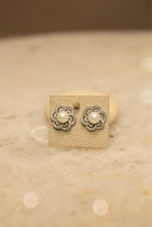 Brinco Flor Pétalas Vazadas Pérola Shell Ródio Branco