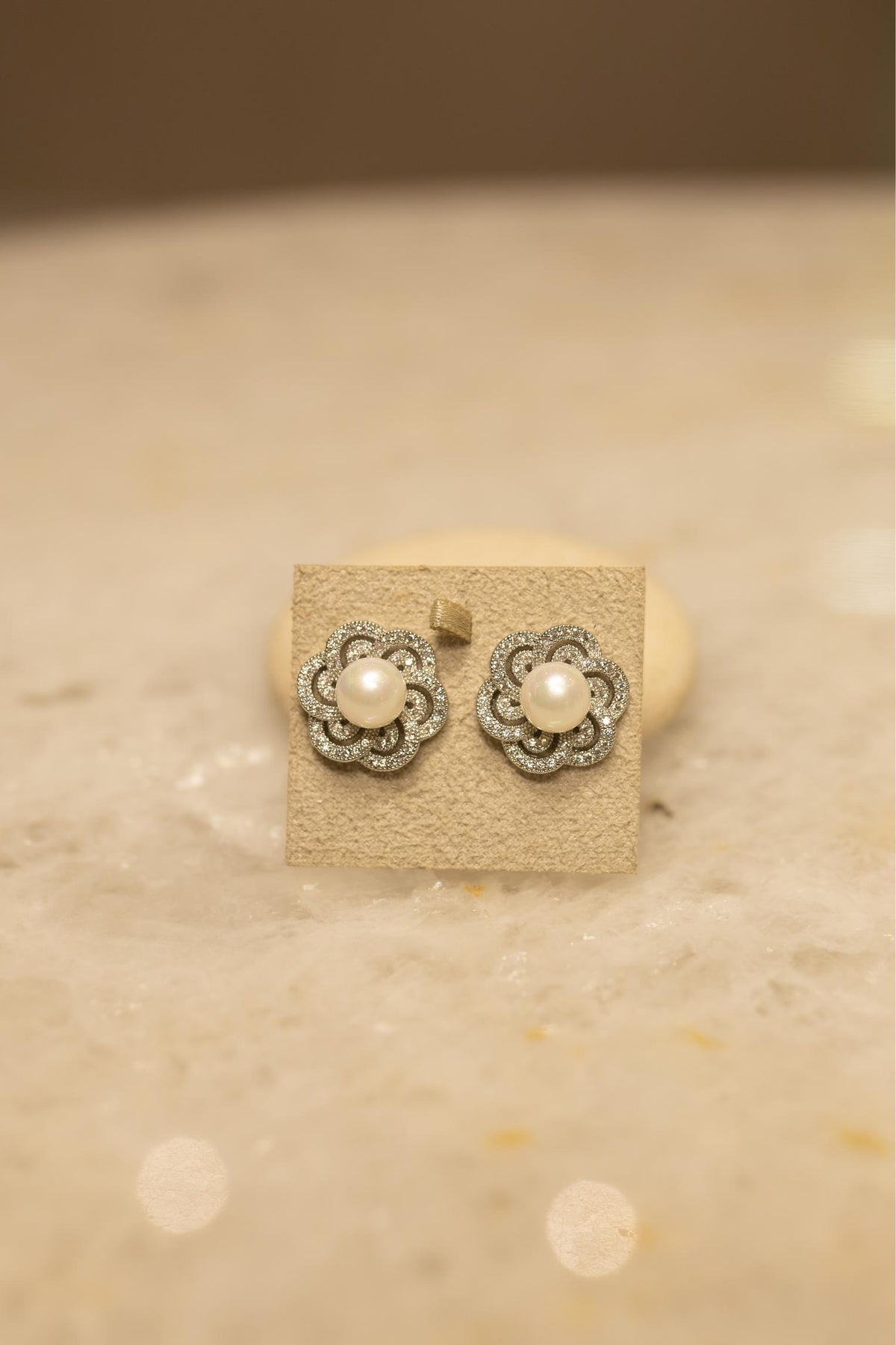 Brinco Flor Pétalas Vazadas Pérola Shell Ródio Branco