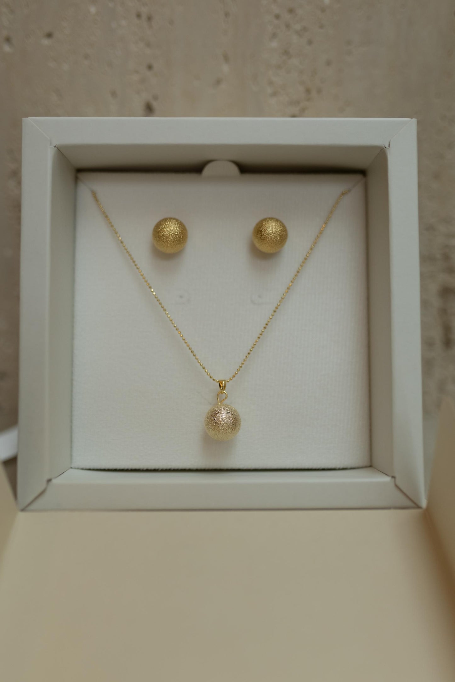 Colar de Bolinhas com Pingente de Bola Fosca