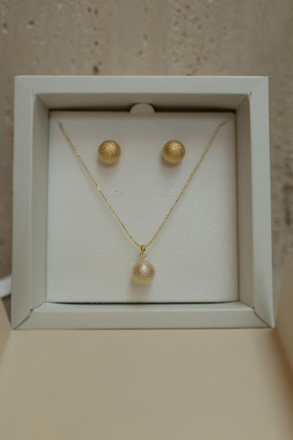 Colar de Bolinhas com Pingente de Bola Fosca