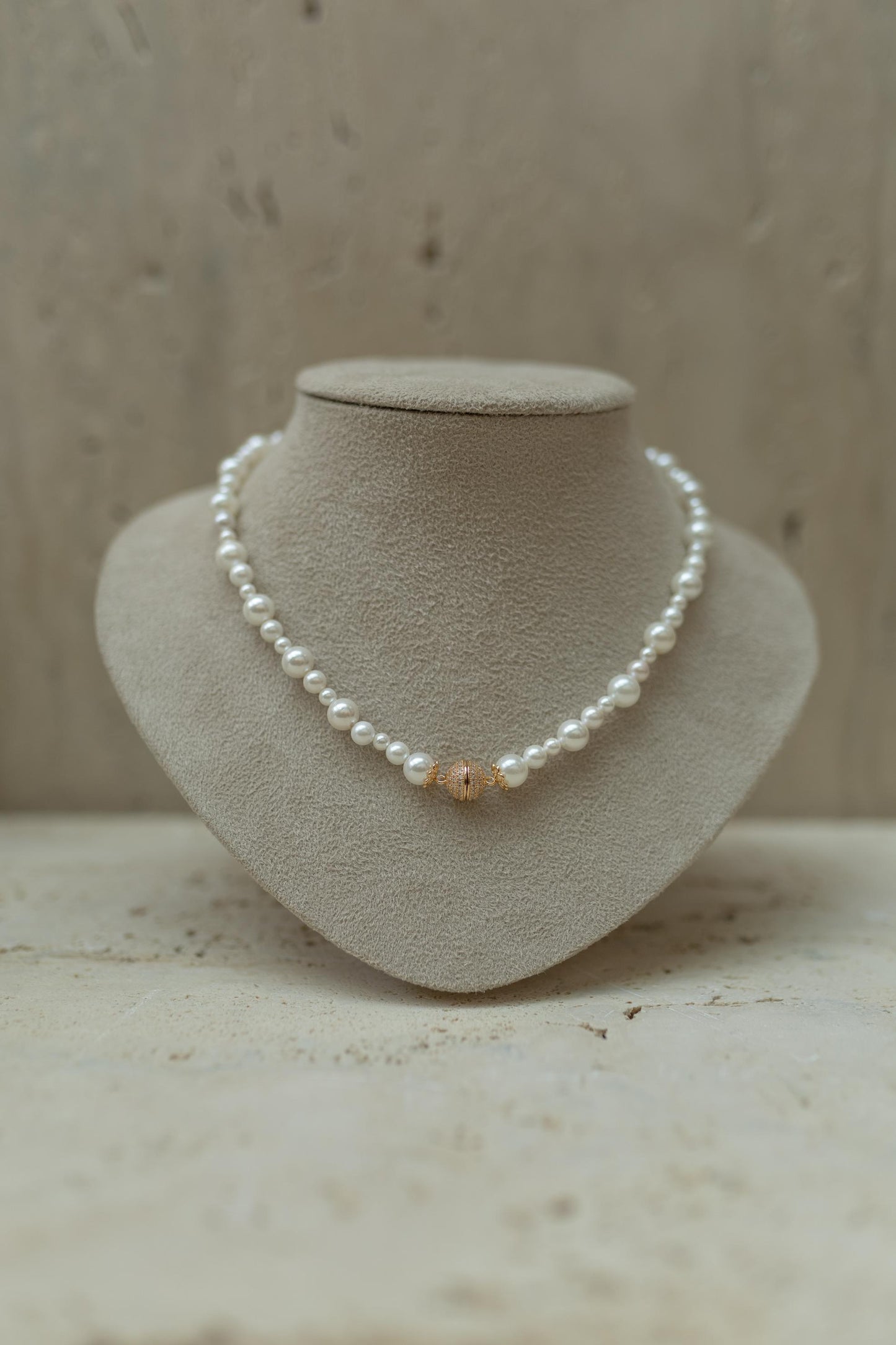 Colar de Pérolas Degrade Fecho Cravejado Dourado