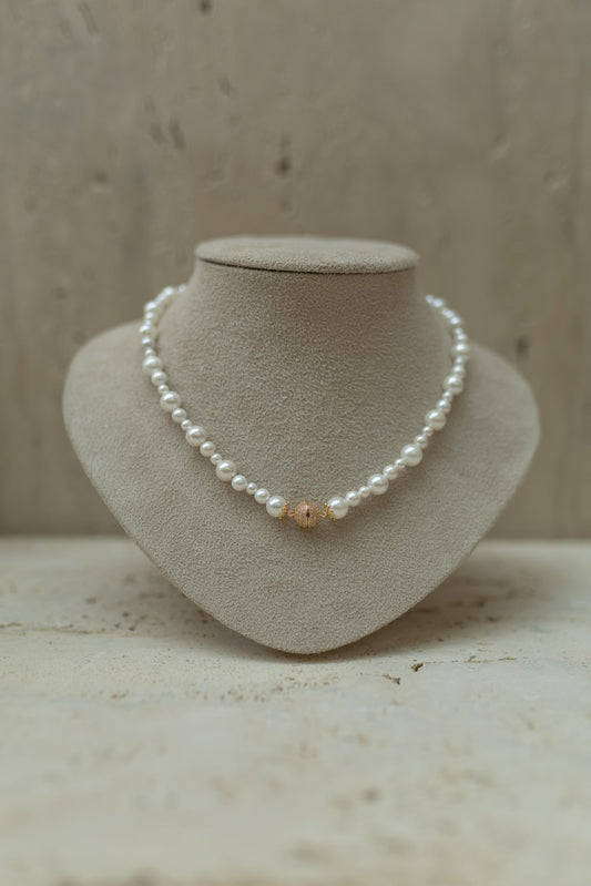 Colar de Pérolas Degrade Fecho Cravejado Dourado