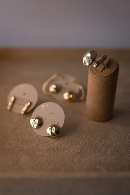 Brinco Botão Orgânico Flat Dourado