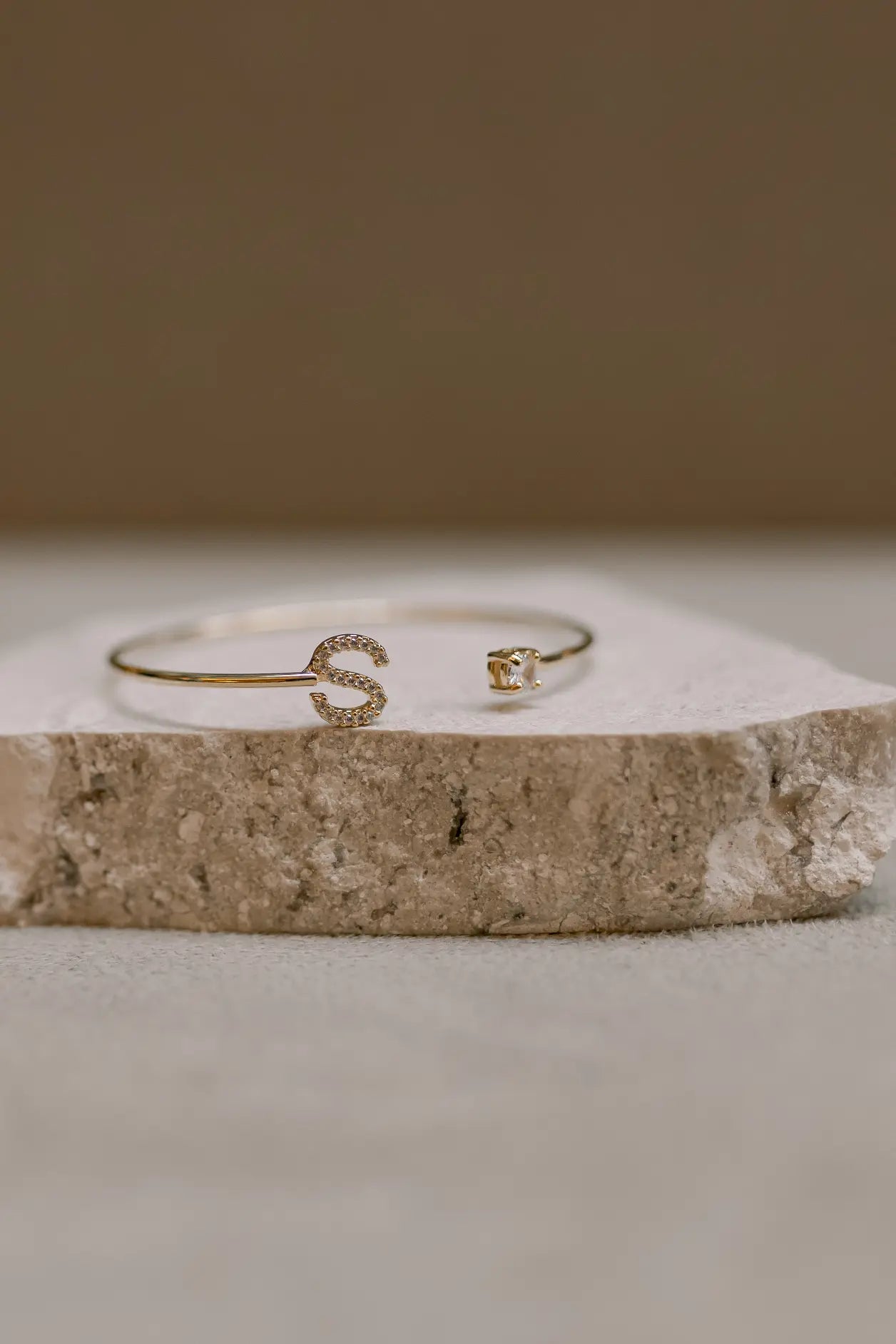 Bracelete Ponto de Luz e Letra Cravejada Dourado
